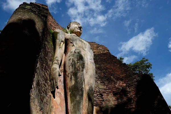 カンプの仏像歴史公園を持つワットプラシリヤボット — ストック写真