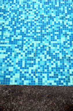 su yüzme havuzu güneşli yansımaları ile