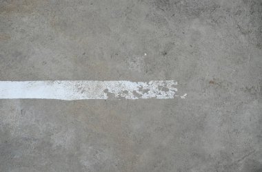 Yolun yakın yüzeyi beyaz çizgileri böldü
