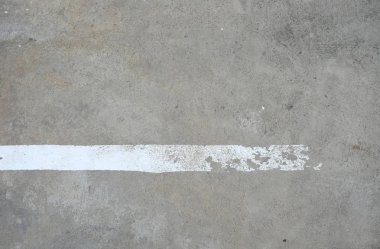 Yolun yakın yüzeyi beyaz çizgileri böldü
