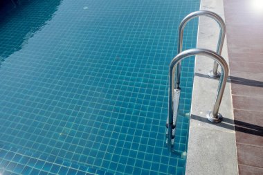 su yüzme havuzu güneşli yansımaları ile