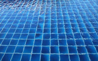 su yüzme havuzu güneşli yansımaları ile