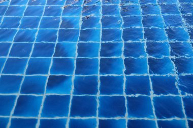 su yüzme havuzu güneşli yansımaları ile