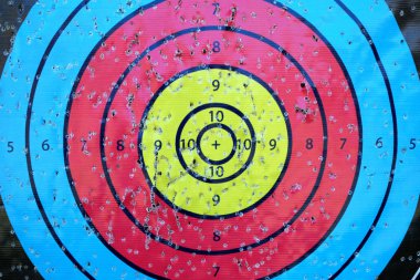 Okçuluk hedef birçok ok delikleri ile yakın