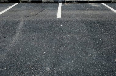 araba park yerinde beyaz işaretleme ile açık