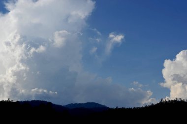 Güzel manzara gündoğumu doğa arka plan dağlar ve gökyüzü 