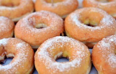 Çikolata ve krema sır ile ev yapımı renkli çörekler, tatlı 