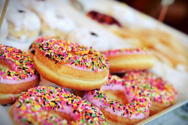 Çikolata ve krema sır ile ev yapımı renkli çörekler, tatlı 