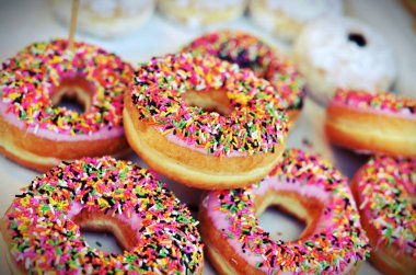 Çikolata ve krema sır ile ev yapımı renkli çörekler, tatlı 