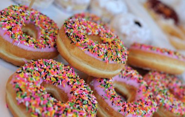 Çikolata ve krema sır ile ev yapımı renkli çörekler, tatlı 