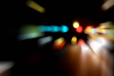 Soyut araba trafiği gece. Hareket bulanık. Hangi şehir 
