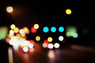 Soyut araba trafiği gece. Hareket bulanık. Hangi şehir 