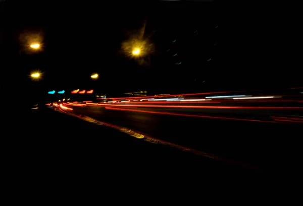 ぼやけた照明と夜間ライト、車の交通モーションブラー — ストック写真