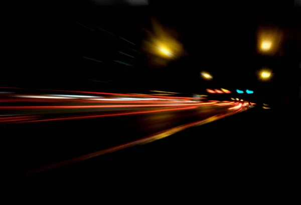 Verschwommene Beleuchtung und Nachtlichter, Bewegungsunschärfe im Autoverkehr — Stockfoto