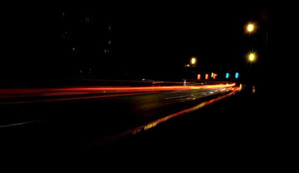 Illumination floue et lumières de nuit, flou du mouvement de la circulation automobile — Photo