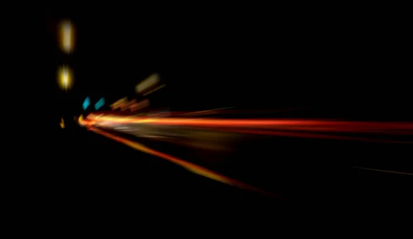 Размытое освещение и ночное освещение, размытие движения автомобиля — стоковое фото