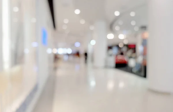 Размытое изображение торгового центра и людей, в универмаге — стоковое фото