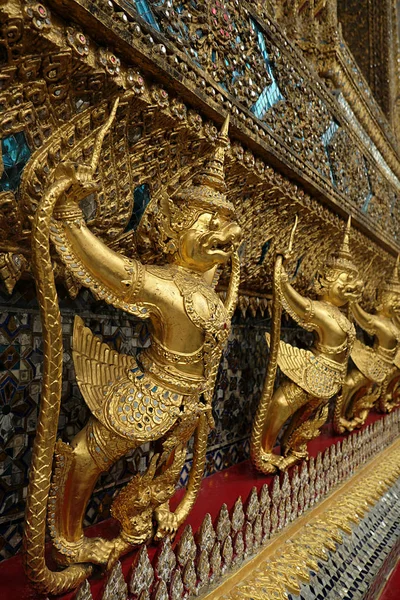 Dämonenwächter im wat phra kaew - dem Tempel des smaragdgrünen Buddha — Stockfoto