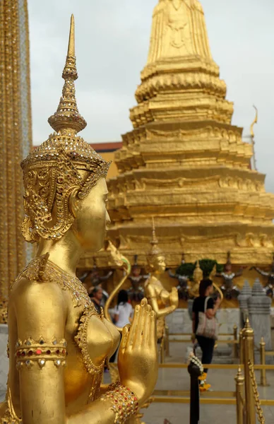Statua Kinnari d'oro al Tempio di Buddha Smeraldo — Foto Stock