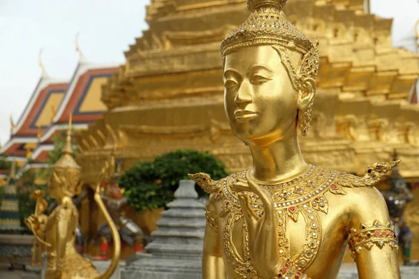 Statua Kinnari d'oro al Tempio di Buddha Smeraldo — Foto Stock