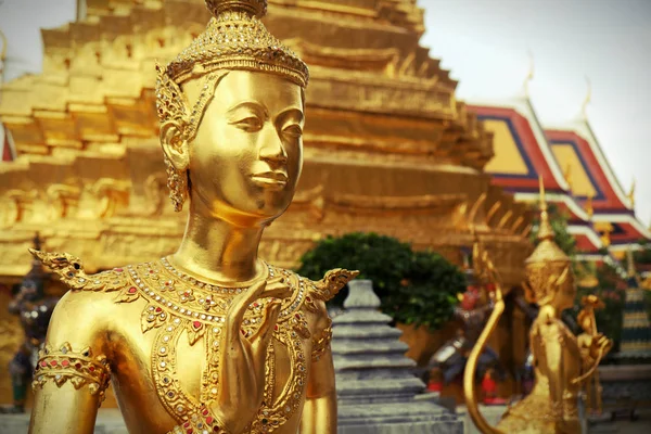 Goldkinnari-Statue im Tempel des smaragdgrünen Buddha — Stockfoto