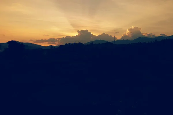 Cielo del atardecer fondo con nubes y sol, foto imagen fondo de pantalla — Foto de Stock