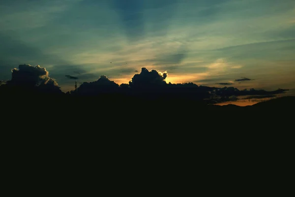 Ηλιοβασίλεμα φόντο ουρανό με σύννεφα και τον ήλιο, φωτογραφία ταπετσαρία εικόνα — Φωτογραφία Αρχείου