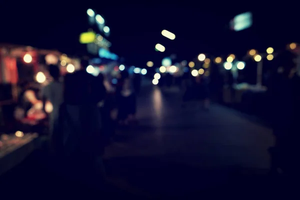Oslava nočního festivalu na ulici s rozmazané lidmi — Stock fotografie