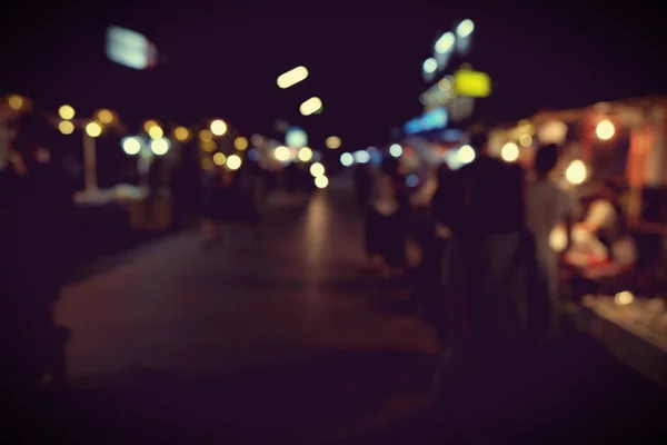 Νυχτερινό πάρτι εκδηλώσεων στο δρόμο με θαμπά άτομα — Φωτογραφία Αρχείου