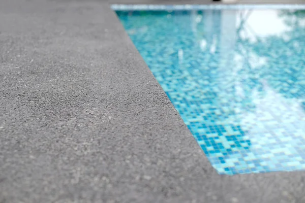 Piscina d'acqua con riflessi di sole — Foto Stock