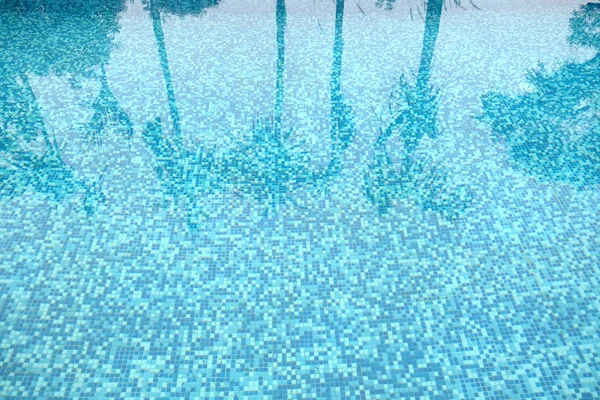 Piscina de agua con reflejos soleados —  Fotos de Stock