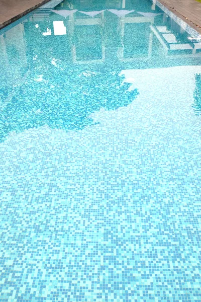 Zwembad met zeewater met zonnige reflecties — Stockfoto