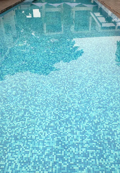 Zwembad met zeewater met zonnige reflecties — Stockfoto