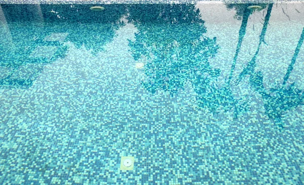 Su yüzme havuzu güneşli yansımaları ile — Stok fotoğraf
