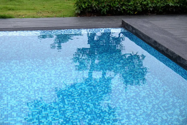 Piscina de agua con reflejos soleados — Foto de Stock