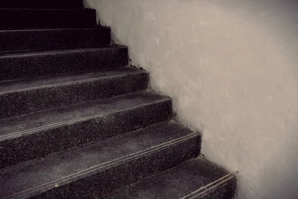 Vintage γκρίζες σκάλες τσιμέντου-Κλείστε την πλευρική όψη — Φωτογραφία Αρχείου