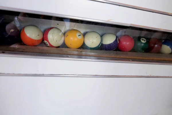 Conjunto de bolas para um jogo de bilhar na piscina em prateleiras. Americano p — Fotografia de Stock
