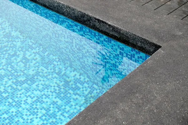 Wasserpool mit sonnigen Reflexen — Stockfoto