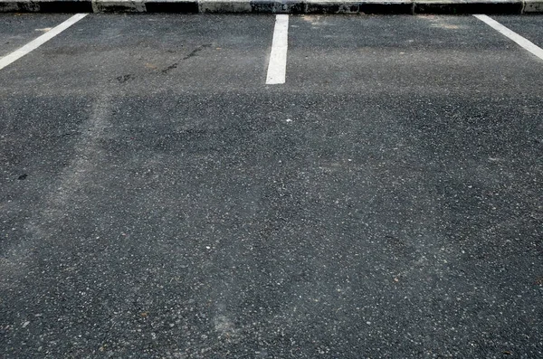 Autó parkoló kültéri fehér jelöléssel — Stock Fotó