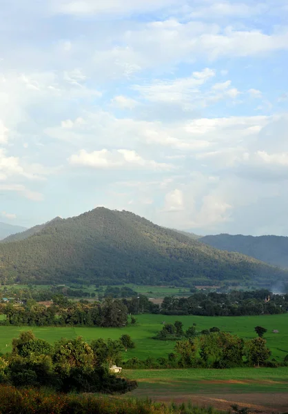 Hermoso paisaje amanecer naturaleza fondo Montañas y cielo — Foto de Stock