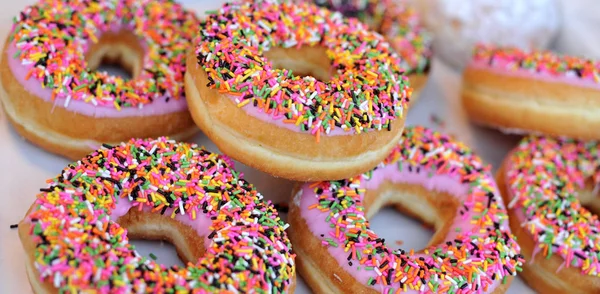 Hausgemachte bunte Donuts mit Schokolade und Glasur, süß — Stockfoto