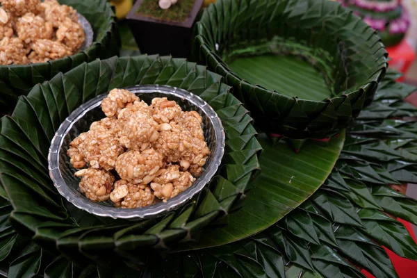 Krayasart, Thailändsk söt gjord av ris, nöt, sesam-frön och socker — Stockfoto