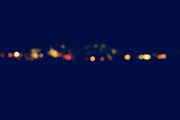 Abstraktní městské noční světlo bokeh rozostřeného pozadí — Stock fotografie