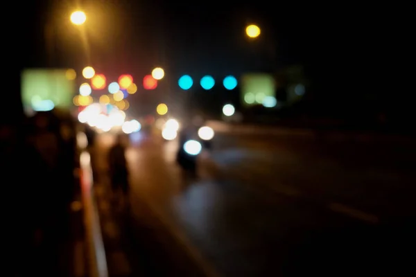 Resumen Tráfico de coches por la noche. Movimiento borroso. Qué ciudad urbana —  Fotos de Stock