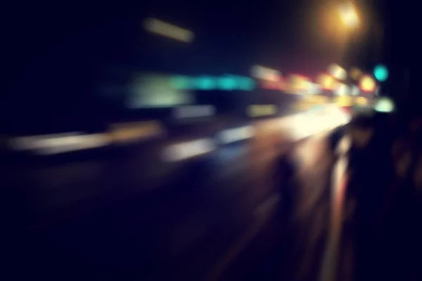 Αφηρημένη κυκλοφορία αυτοκινήτων τη νύχτα. Η κίνηση θόλωσε. Ποια αστική πόλη — Φωτογραφία Αρχείου