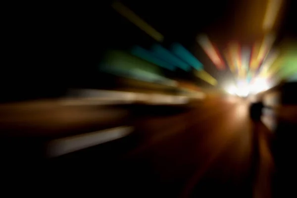 Θολός φωτισμός και νυχτερινά φώτα, θόλωμα κίνησης κίνησης αυτοκινήτου — Φωτογραφία Αρχείου