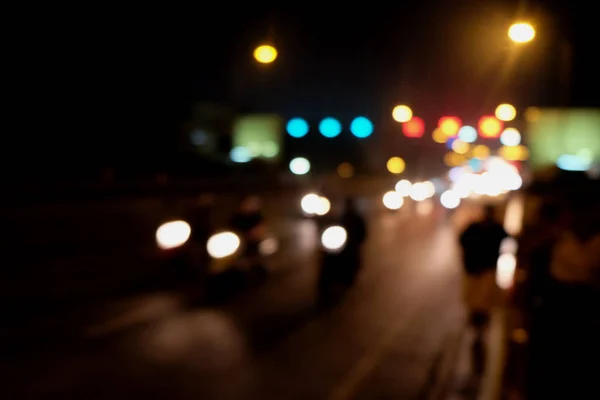 Absztrakt autó forgalom éjjel. A mozgás elmosódott. Melyik városi város — Stock Fotó