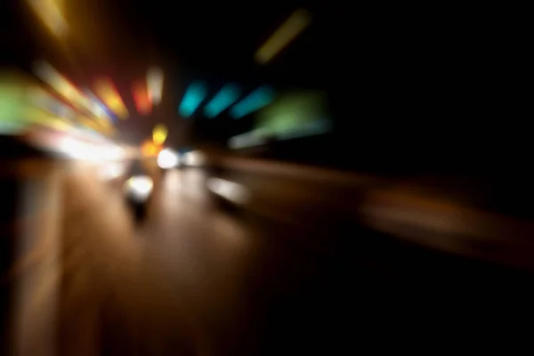 Illumination floue et lumières de nuit, flou du mouvement de la circulation automobile — Photo