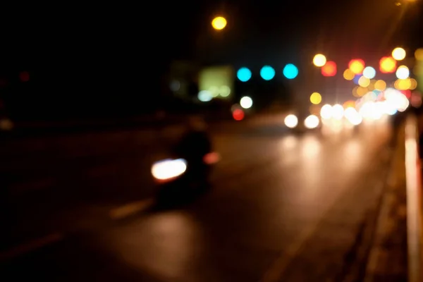 Abstraktní autonehoda v noci. Rozostřený pohyb. Městské město — Stock fotografie