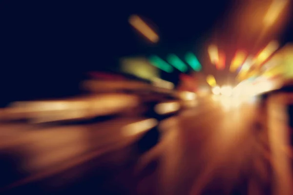 Illuminazione sfocata e luci notturne, sfocatura del traffico automobilistico — Foto Stock